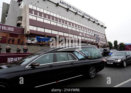 Die Trauerprozession für den ehemaligen Aston Villa Spieler Gary Shaw im Villa Park, Birmingham. Shaw, Mitglied der Villa Side, die 1981 den Titel der ersten Division und im folgenden Jahr den Europapokal gewann, starb im September im Alter von 63 Jahren. Bilddatum: Mittwoch, 16. Oktober 2024. Stockfoto