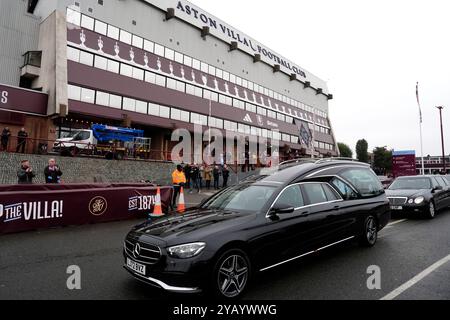 Die Trauerprozession für den ehemaligen Aston Villa Spieler Gary Shaw im Villa Park, Birmingham. Shaw, Mitglied der Villa Side, die 1981 den Titel der ersten Division und im folgenden Jahr den Europapokal gewann, starb im September im Alter von 63 Jahren. Bilddatum: Mittwoch, 16. Oktober 2024. Stockfoto