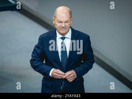 Berlin, Deutschland. Oktober 2024. Bundeskanzler OLAF Scholz tritt am 16. Oktober 2024 in den Plenarsaal des Deutschen Bundestages in Berlin ein. Quelle: dpa/Alamy Live News Stockfoto