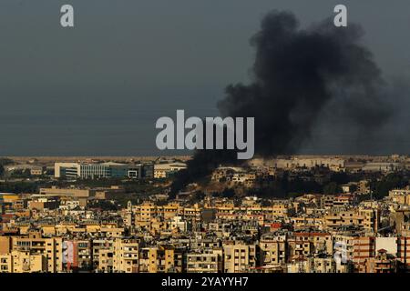 Beirut, Beirut, Libanon. Oktober 2024. Schwarzer Rauch weht über dem südlichen Vorort Beiruts. Israel führte Streiks gegen die Hauptbastion der Hisbollah und die südliche Stadt Nabtaiyeh durch, wo sie die Macht behält, nachdem Premierminister Benjamin Netanjahu die Aufrufe zu einem Waffenstillstand abgewiesen hatte. Der Angriff auf Süd-Beirut war der erste in mehreren Tagen der Ruhe in der Gegend, nach einer intensiven Bombardement-Phase früher im israelisch-Hisbollah-Krieg. (Kreditbild: © Marwan Naamani/ZUMA Press Wire) NUR REDAKTIONELLE VERWENDUNG! Nicht für kommerzielle ZWECKE! Stockfoto