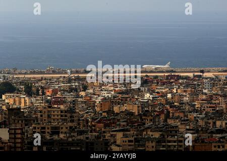 Beirut, Beirut, Libanon. Oktober 2024. Ein georgianisches Flugzeug landet auf dem Beirut International Airport, um Ausländer zu evakuieren, die noch immer im Libanon festsitzen. Die US-Botschaft im Libanon hat die amerikanischen Bürger gewarnt, das Land dringend zu verlassen. Die Botschaft erklärte, dass die zusätzlichen Flüge vom Flughafen Beirut nicht lange dauern werden (Credit Image: © Marwan Naamani/ZUMA Press Wire) NUR REDAKTIONELLE NUTZUNG! Nicht für kommerzielle ZWECKE! Stockfoto