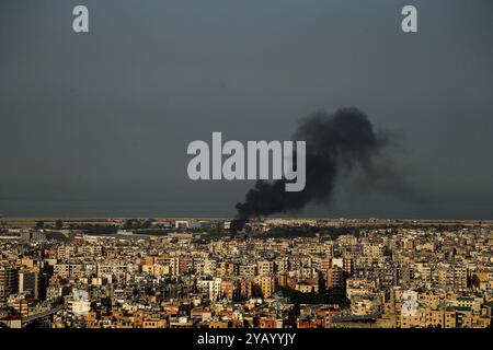 Beirut, Beirut, Libanon. Oktober 2024. Schwarzer Rauch weht über dem südlichen Vorort Beiruts. Israel führte Streiks gegen die Hauptbastion der Hisbollah und die südliche Stadt Nabtaiyeh durch, wo sie die Macht behält, nachdem Premierminister Benjamin Netanjahu die Aufrufe zu einem Waffenstillstand abgewiesen hatte. Der Angriff auf Süd-Beirut war der erste in mehreren Tagen der Ruhe in der Gegend, nach einer intensiven Bombardement-Phase früher im israelisch-Hisbollah-Krieg. (Kreditbild: © Marwan Naamani/ZUMA Press Wire) NUR REDAKTIONELLE VERWENDUNG! Nicht für kommerzielle ZWECKE! Stockfoto