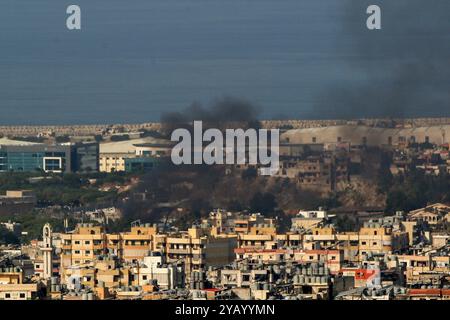 Beirut, Beirut, Libanon. Oktober 2024. Schwarzer Rauch weht über dem südlichen Vorort Beiruts. Israel führte Streiks gegen die Hauptbastion der Hisbollah und die südliche Stadt Nabtaiyeh durch, wo sie die Macht behält, nachdem Premierminister Benjamin Netanjahu die Aufrufe zu einem Waffenstillstand abgewiesen hatte. Der Angriff auf Süd-Beirut war der erste in mehreren Tagen der Ruhe in der Gegend, nach einer intensiven Bombardement-Phase früher im israelisch-Hisbollah-Krieg. (Kreditbild: © Marwan Naamani/ZUMA Press Wire) NUR REDAKTIONELLE VERWENDUNG! Nicht für kommerzielle ZWECKE! Stockfoto