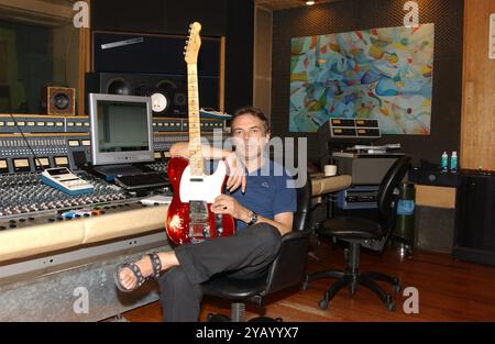 Mailand Italien 04.06.2002: Mauro Pagani, italienischer Multiinstrumentalist, Komponist und Plattenproduzent, Fotoshooting im Studio Stockfoto