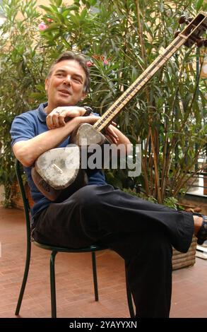 Mailand Italien 04.06.2002: Mauro Pagani, italienischer Multiinstrumentalist, Komponist und Plattenproduzent, Fotoshooting im Studio Stockfoto