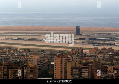 Beirut, Beirut, Libanon. Oktober 2024. Schwarzer Rauch weht über dem südlichen Vorort Beiruts. Israel führte Streiks gegen die Hauptbastion der Hisbollah und die südliche Stadt Nabtaiyeh durch, wo sie die Macht behält, nachdem Premierminister Benjamin Netanjahu die Aufrufe zu einem Waffenstillstand abgewiesen hatte. Der Angriff auf Süd-Beirut war der erste in mehreren Tagen der Ruhe in der Gegend, nach einer intensiven Bombardement-Phase früher im israelisch-Hisbollah-Krieg. (Kreditbild: © Marwan Naamani/ZUMA Press Wire) NUR REDAKTIONELLE VERWENDUNG! Nicht für kommerzielle ZWECKE! Stockfoto