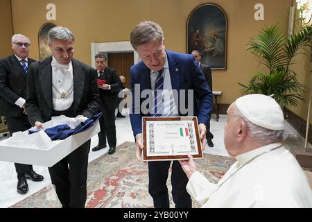 **NO LIBRI** Italien, Rom, Vatikan, 16.10.2024.Papst Franziskus empfängt in Privataudienz Chirurgen im Vatikan. Foto von VATIKANISCHEN MEDIEN /Katholisches Pressefoto Stockfoto