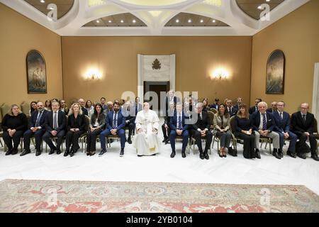 **NO LIBRI** Italien, Rom, Vatikan, 16.10.2024.Papst Franziskus empfängt in Privataudienz Chirurgen im Vatikan. Foto von VATIKANISCHEN MEDIEN /Katholisches Pressefoto Stockfoto