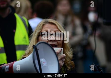 Belfast, Vereinigtes Königreich 16/10/2024 Sarah Mason vom Frauenhilfsverband NI spricht mit Demonstranten, die sich an der Queens University versammelt haben. Protest an der Queens University Belfast, organisiert von ROSA NI, um gegen den Anstieg von Frauenmordfällen in Nordirland zu protestieren Belfast Nordirland Credit:HeadlineX/Alamy Live News Stockfoto