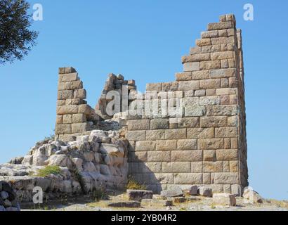 Alte Mauer, altes Haus und Einsturz oder verlassen auf dem Land durch Erdbeben oder Naturkatastrophen. Wand, Standort und Risse des Gebäudes mit Zerstörung Stockfoto