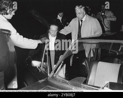 Belagerung der Westdeutschen Botschaft in Stockholm 1975. Am 24. April 1975 besetzte das Kommando Holger Meins von der bewaffneten linksextremistischen Organisation Rote Armee Fraktion RAF die westdeutsche Botschaft auf Skarpögatan in Gärdet, Stockholm. Die RAF-Gruppe führte den Angriff mit dem Ziel durch, die Freilassung von RAF-Mitgliedern und anderen aus dem Gefängnis in der Bundesrepublik Deutschland zu erzwingen. Die Besatzer nahmen eine Reihe von Personen als Geiseln, darunter den Botschafter Dietrich Stoecker. Die schwedische Polizei bereitete sich vor, das Gebäude zu stürmen, aber bevor sie die Gelegenheit dazu hatten, wurde die Botschaft von einer Reihe heftiger Explosionen erschüttert, der TNT Stockfoto