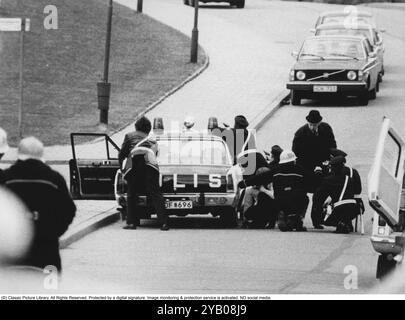 Belagerung der Westdeutschen Botschaft in Stockholm 1975. Am 24. April 1975 besetzte das Kommando Holger Meins von der bewaffneten linksextremistischen Organisation Rote Armee Fraktion RAF die westdeutsche Botschaft auf Skarpögatan in Gärdet, Stockholm. Die RAF-Gruppe führte den Angriff mit dem Ziel durch, die Freilassung von RAF-Mitgliedern und anderen aus dem Gefängnis in der Bundesrepublik Deutschland zu erzwingen. Die Besatzer nahmen eine Reihe von Personen als Geiseln, darunter den Botschafter Dietrich Stoecker. Die schwedische Polizei bereitete sich vor, das Gebäude zu stürmen, aber bevor sie die Gelegenheit dazu hatten, wurde die Botschaft von einer Reihe heftiger Explosionen erschüttert, der TNT Stockfoto