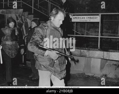 Belagerung der Westdeutschen Botschaft in Stockholm 1975. Am 24. April 1975 besetzte das Kommando Holger Meins von der bewaffneten linksextremistischen Organisation Rote Armee Fraktion RAF die westdeutsche Botschaft auf Skarpögatan in Gärdet, Stockholm. Die RAF-Gruppe führte den Angriff mit dem Ziel durch, die Freilassung von RAF-Mitgliedern und anderen aus dem Gefängnis in der Bundesrepublik Deutschland zu erzwingen. Die Besatzer nahmen eine Reihe von Personen als Geiseln, darunter den Botschafter Dietrich Stoecker. Die schwedische Polizei bereitete sich vor, das Gebäude zu stürmen, aber bevor sie die Gelegenheit dazu hatten, wurde die Botschaft von einer Reihe heftiger Explosionen erschüttert, der TNT Stockfoto