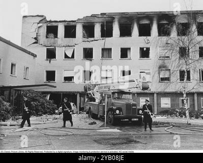 Belagerung der Westdeutschen Botschaft in Stockholm 1975. Am 24. April 1975 besetzte das Kommando Holger Meins von der bewaffneten linksextremistischen Organisation Rote Armee Fraktion RAF die westdeutsche Botschaft auf Skarpögatan in Gärdet, Stockholm. Die RAF-Gruppe führte den Angriff mit dem Ziel durch, die Freilassung von RAF-Mitgliedern und anderen aus dem Gefängnis in der Bundesrepublik Deutschland zu erzwingen. Die Besatzer nahmen eine Reihe von Personen als Geiseln, darunter den Botschafter Dietrich Stoecker. Die schwedische Polizei bereitete sich vor, das Gebäude zu stürmen, aber bevor sie die Gelegenheit dazu hatten, wurde die Botschaft von einer Reihe heftiger Explosionen erschüttert, der TNT Stockfoto