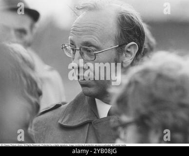 Belagerung der Westdeutschen Botschaft in Stockholm 1975. Am 24. April 1975 besetzte das Kommando Holger Meins von der bewaffneten linksextremistischen Organisation Rote Armee Fraktion RAF die westdeutsche Botschaft auf Skarpögatan in Gärdet, Stockholm. Die RAF-Gruppe führte den Angriff mit dem Ziel durch, die Freilassung von RAF-Mitgliedern und anderen aus dem Gefängnis in der Bundesrepublik Deutschland zu erzwingen. Die Besatzer nahmen eine Reihe von Personen als Geiseln, darunter den Botschafter Dietrich Stoecker. Die schwedische Polizei bereitete sich vor, das Gebäude zu stürmen, aber bevor sie die Gelegenheit dazu hatten, wurde die Botschaft von einer Reihe heftiger Explosionen erschüttert, der TNT Stockfoto