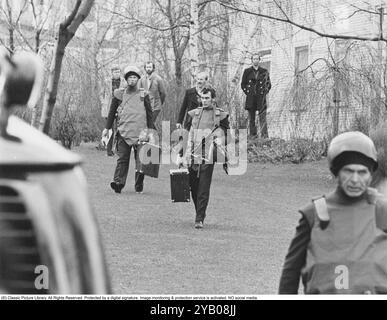 Belagerung der Westdeutschen Botschaft in Stockholm 1975. Am 24. April 1975 besetzte das Kommando Holger Meins von der bewaffneten linksextremistischen Organisation Rote Armee Fraktion RAF die westdeutsche Botschaft auf Skarpögatan in Gärdet, Stockholm. Die RAF-Gruppe führte den Angriff mit dem Ziel durch, die Freilassung von RAF-Mitgliedern und anderen aus dem Gefängnis in der Bundesrepublik Deutschland zu erzwingen. Die Besatzer nahmen eine Reihe von Personen als Geiseln, darunter den Botschafter Dietrich Stoecker. Die schwedische Polizei bereitete sich vor, das Gebäude zu stürmen, aber bevor sie die Gelegenheit dazu hatten, wurde die Botschaft von einer Reihe heftiger Explosionen erschüttert, der TNT Stockfoto