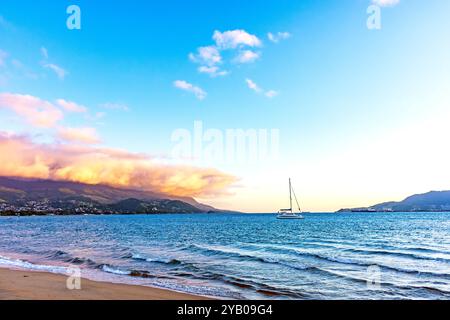 Sonnenuntergang im Sommer auf der Insel Ilhabela mit dem Meer und den Bergen Stockfoto
