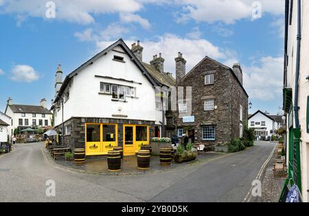 HAWKSHEAD, CUMBRIA, GROSSBRITANNIEN - 8. SEPTEMBER 2024. Panoramalandschaft mit Geschäften einschließlich Sarah Nelsons Grasmere Lebkuchen im Zentrum von Hawkshead vil Stockfoto