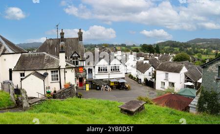 HAWKSHEAD, CUMBRIA, GROSSBRITANNIEN - 8. SEPTEMBER 2024. Panoramalandschaft mit Geschäften und touristischen Pubs und Cafés im Zentrum des Dorfes Hawkshead auf Englisch Stockfoto