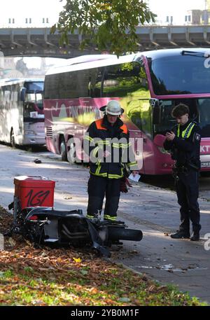 Hamburg, Deutschland. Oktober 2024. Das völlig zerstörte Motorrad liegt nach einem Unfall auf dem Bürgersteig bei einer Mülltonne auf der Helgoländer Allee. Aus noch ungeklärten Gründen kollidierte ein Motorradfahrer auf der Helgoländer Allee mit einem Autofahrer. Das Motorrad wurde auf den Bürgersteig geworfen und landete Meter entfernt auf einer Mülltonne. Ein Notarzt musste sich um den verletzten Motorradfahrer kümmern. Quelle: Marcus Brandt/dpa/Alamy Live News Stockfoto