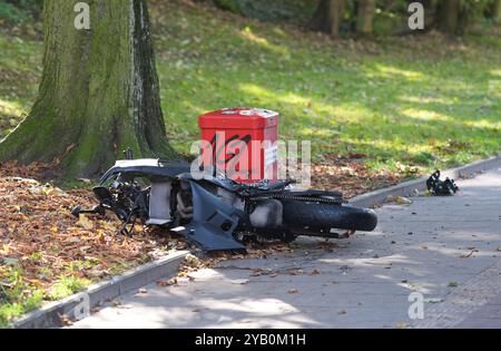 Hamburg, Deutschland. Oktober 2024. Das völlig zerstörte Motorrad liegt nach einem Unfall auf dem Bürgersteig bei einer Mülltonne auf der Helgoländer Allee. Aus noch ungeklärten Gründen kollidierte ein Motorradfahrer auf der Helgoländer Allee mit einem Autofahrer. Das Motorrad wurde auf den Bürgersteig geworfen und landete Meter entfernt auf einer Mülltonne. Ein Notarzt musste sich um den verletzten Motorradfahrer kümmern. Quelle: Marcus Brandt/dpa/Alamy Live News Stockfoto