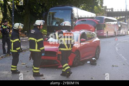 Hamburg, Deutschland. Oktober 2024. Der Helm eines Motorradfahrers, der an einem Unfall beteiligt war, liegt neben einem Unfallfahrzeug auf der Helgoländer Allee. Aus noch ungeklärten Gründen kollidierte ein Motorradfahrer auf der Helgoländer Allee mit einem Autofahrer. Das Motorrad wurde auf den Bürgersteig geworfen und landete Meter entfernt auf einer Mülltonne. Ein Notarzt musste sich um den verletzten Motorradfahrer kümmern. Quelle: Marcus Brandt/dpa/Alamy Live News Stockfoto