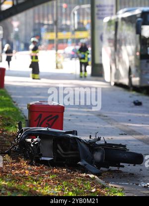 Hamburg, Deutschland. Oktober 2024. Das völlig zerstörte Motorrad liegt nach einem Unfall auf dem Bürgersteig bei einer Mülltonne auf der Helgoländer Allee. Aus noch ungeklärten Gründen kollidierte ein Motorradfahrer auf der Helgoländer Allee mit einem Autofahrer. Das Motorrad wurde auf den Bürgersteig geworfen und landete Meter entfernt auf einer Mülltonne. Ein Notarzt musste sich um den verletzten Motorradfahrer kümmern. Quelle: Marcus Brandt/dpa/Alamy Live News Stockfoto