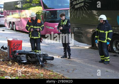 Hamburg, Deutschland. Oktober 2024. Das völlig zerstörte Motorrad liegt nach einem Unfall auf dem Bürgersteig bei einer Mülltonne auf der Helgoländer Allee. Aus noch ungeklärten Gründen kollidierte ein Motorradfahrer auf der Helgoländer Allee mit einem Autofahrer. Das Motorrad wurde auf den Bürgersteig geworfen und landete Meter entfernt auf einer Mülltonne. Ein Notarzt musste sich um den verletzten Motorradfahrer kümmern. Quelle: Marcus Brandt/dpa/Alamy Live News Stockfoto