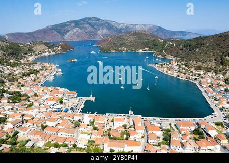 Aus der Vogelperspektive von vathy, dem Haupthafen der Insel ithaki in griechenland, mit Booten, die in der Bucht anlegen Stockfoto