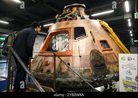 Ein Besucher sieht ein Modell des Apollo 11 Command Module Columbia, das am 16. Oktober 2024 auf dem 75. Internationalen Astronautischen Kongress und der Ausstellung IAC 2024 in Mailand, Italien, ausgestellt wurde. Die IAC ist die jährliche und wichtigste Veranstaltung im Raumfahrtsektor mit mehr als 6000 Teilnehmern pro Jahr. Quelle: Piero Cruciatti/Alamy Live News Stockfoto