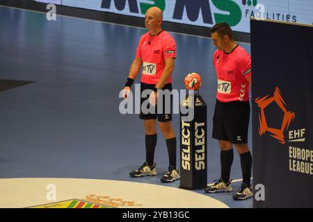 Torrelavega, Spanien. Oktober 2024. Spielfunktionäre während des 2. Spiels der EHF European League 2024-25 Gruppenphase zwischen Bathco BM. Torrelavega und RK Nexe am 15. Oktober 2024 im Vicente Trueba Pavillon in Torrelavega, Spanien. (Foto: Alberto Brevers/Pacific Press) Credit: Pacific Press Media Production Corp./Alamy Live News Stockfoto