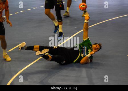 Torrelavega, Spanien. Oktober 2024. Krešimir Kozina (44) im 2. Spiel der EHF European League 2024-25 Gruppenphase zwischen Bathco BM. Torrelavega und RK Nexe am 15. Oktober 2024 im Vicente Trueba Pavillon in Torrelavega, Spanien. (Foto: Alberto Brevers/Pacific Press) Credit: Pacific Press Media Production Corp./Alamy Live News Stockfoto