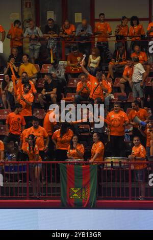 Torrelavega, Spanien. Oktober 2024. Bathco BM. Torrelavega Fans beim 2. Gruppenspiel der EHF European League 2024-25 zwischen Bathco BM. Torrelavega und RK Nexe am 15. Oktober 2024 im Vicente Trueba Pavillon in Torrelavega, Spanien. (Foto: Alberto Brevers/Pacific Press) Credit: Pacific Press Media Production Corp./Alamy Live News Stockfoto