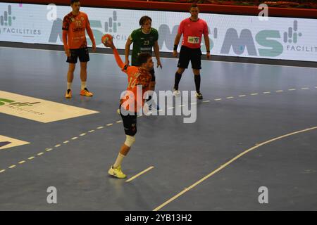 Torrelavega, Spanien. Oktober 2024. Javier Muñoz Cabezon (14) von BM Bathco Tottelavega schießt aus 7 Metern während des 2. Gruppenspiels der EHF European League 2024-25 zwischen Bathco BM. Torrelavega und RK Nexe am 15. Oktober 2024 im Vicente Trueba Pavillon in Torrelavega, Spanien. (Foto: Alberto Brevers/Pacific Press) Credit: Pacific Press Media Production Corp./Alamy Live News Stockfoto