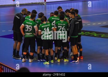 Torrelavega, Spanien. Oktober 2024. RK Nexe Time-out während des 2. Spiels der EHF European League 2024-25 Gruppenphase zwischen Bathco BM. Torrelavega und RK Nexe am 15. Oktober 2024 im Vicente Trueba Pavillon in Torrelavega, Spanien. (Foto: Alberto Brevers/Pacific Press) Credit: Pacific Press Media Production Corp./Alamy Live News Stockfoto