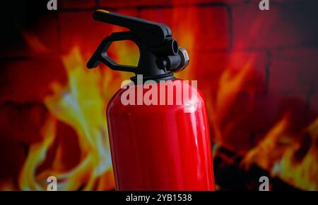 Der rote Feuerlöscher ist bereit für die Brandbekämpfung und symbolisiert Sicherheit und Vorsorge. Stockfoto