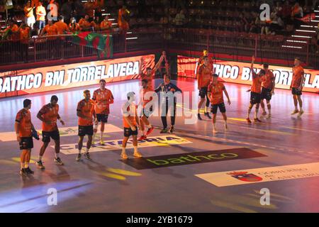 Torrelavega, Kantabrien, Spanien. Oktober 2024. Torrelavega, Spanien, 15. Oktober 2024: Bathco BM. Torrelavega Spieler wurden während des 2. Gruppenstadiums der EHF European League 2024-25 zwischen Bathco BM vorgestellt. Torrelavega und RK Nexe am 15. Oktober 2024 im Vicente Trueba Stadion in Torrelavega, Spanien. (Kreditbild: © Alberto Brevers/Pacific Press via ZUMA Press Wire) NUR REDAKTIONELLE VERWENDUNG! Nicht für kommerzielle ZWECKE! Stockfoto