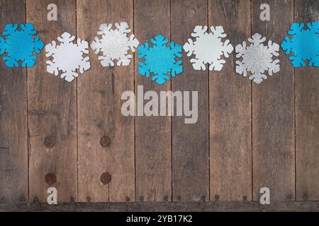 Silberblaue und weiße Schneeflocken auf einem alten Scheunenboden. Stockfoto