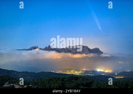 Komet C/2023 A3 Tsuchinshan – ATLAS über dem Montserrat, mit niedrigen Wolken, vom Berg Serra de l'Obac (Barcelona, Katalonien, Spanien) aus gesehen Stockfoto