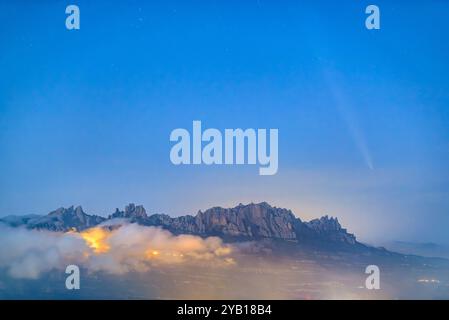 Komet C/2023 A3 Tsuchinshan – ATLAS über dem Montserrat, mit niedrigen Wolken, vom Berg Serra de l'Obac (Barcelona, Katalonien, Spanien) aus gesehen Stockfoto