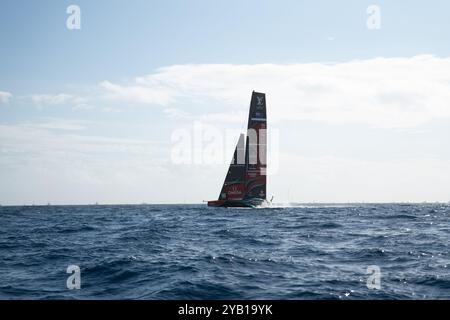 Barcelona, Spanien. Oktober 2024. INEOS Britannia überrascht alle und gewinnt die Rennen 5 und 6 des America's Cup Finales und sorgt für mehr Spannung. INEOS Britannia sorprende a todos y gana las regatas 5 y 6 de la final de la Copa América, añadiendo emoción a la competición. Auf dem Bild: ineos, britannia, Team New zealand News Sports -Barcelona, Spanien Mittwoch, 16. Oktober 2024 (Foto: Eric Renom/LaPresse) Credit: LaPresse/Alamy Live News Stockfoto