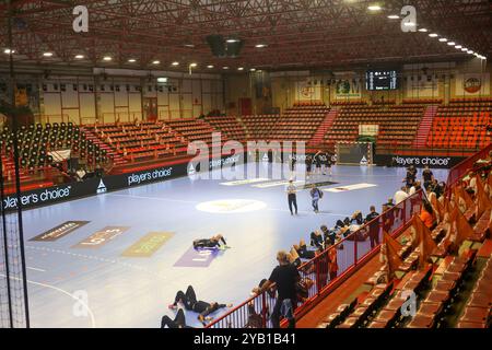 Torrelavega, Kantabrien, Spanien. Oktober 2024. Torrelavega, Spanien, 15. Oktober 2024: Vicente Trueba Pavillon während der 2. Gruppenphase EHF European League 2024-25 zwischen Bathco BM. Torrelavega und RK Nexe am 15. Oktober 2024 im Vicente Trueba Pavillon in Torrelavega, Spanien. (Kreditbild: © Alberto Brevers/Pacific Press via ZUMA Press Wire) NUR REDAKTIONELLE VERWENDUNG! Nicht für kommerzielle ZWECKE! Stockfoto