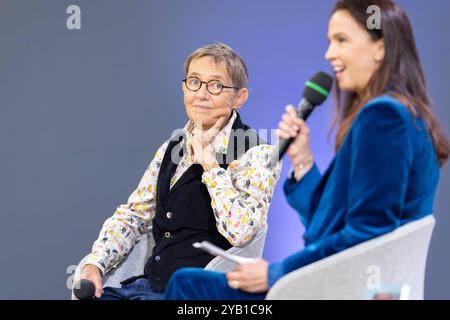 Buchmesse Frankfurt 2024 Susanna Tamaro links stellt auf der ARD/ZDF/3Sat Bühne im Gespräch mit Moderatorin Claudia D Avino ihr Buch der Wind weht, wohin er will vor. Buchmesse Frankfurt 2024., Frankfurt am Main Hessen Deutschland Messegelände *** Buchmesse Frankfurt 2024 Susanna Tamaro, links, präsentiert ihr Buch der Wind weht, wo er auf der ARD ZDF 3Sat Bühne im Gespräch mit der Moderatorin Claudia D Avino Buchmesse Frankfurt 2024, Frankfurt am Main Hessen Germany Messegelände Stockfoto