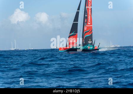 Barcelona, Spanien. Oktober 2024. INEOS Britannia überrascht alle und gewinnt die Rennen 5 und 6 des America's Cup Finales und sorgt für mehr Spannung. INEOS Britannia sorprende a todos y gana las regatas 5 y 6 de la final de la Copa América, añadiendo emoción a la competición. Auf dem Bild: ineos, britannia, Team New zealand News Sports -Barcelona, Spanien Mittwoch, 16. Oktober 2024 (Foto: Eric Renom/LaPresse) Credit: LaPresse/Alamy Live News Stockfoto