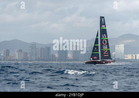 Barcelona, Spanien. Oktober 2024. INEOS Britannia überrascht alle und gewinnt die Rennen 5 und 6 des America's Cup Finales und sorgt für mehr Spannung. INEOS Britannia sorprende a todos y gana las regatas 5 y 6 de la final de la Copa América, añadiendo emoción a la competición. Auf dem Bild: ineos, britannia, Team New zealand News Sports -Barcelona, Spanien Mittwoch, 16. Oktober 2024 (Foto: Eric Renom/LaPresse) Credit: LaPresse/Alamy Live News Stockfoto