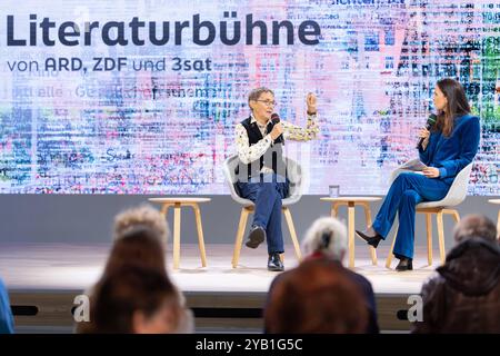 Buchmesse Frankfurt 2024 Susanna Tamaro links stellt auf der ARD/ZDF/3Sat Bühne im Gespräch mit Moderatorin Claudia D Avino ihr Buch der Wind weht, wohin er will vor. Buchmesse Frankfurt 2024., Frankfurt am Main Hessen Deutschland Messegelände *** Buchmesse Frankfurt 2024 Susanna Tamaro, links, präsentiert ihr Buch der Wind weht, wo er auf der ARD ZDF 3Sat Bühne im Gespräch mit der Moderatorin Claudia D Avino Buchmesse Frankfurt 2024, Frankfurt am Main Hessen Germany Messegelände Stockfoto