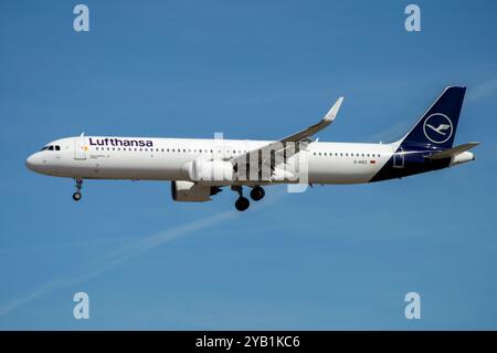 Airbus A321 NEO-Linienflugzeug der Lufthansa Airline am Flughafen Madrid Barajas. Stockfoto