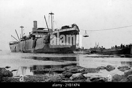 Der SS-Fluss Clyde an Land am Strand V. Aus einer Auswahl gedruckter Fotografien, die erstmals 1916 veröffentlicht wurden. Der Gallipoli-Feldzug begann während des Ersten Weltkriegs am 19. Februar 1915 und dauerte bis zum 9. Januar 1916. Dies wird manchmal als Dardanellen-Feldzug, Schlacht von Gallipoli und Verteidigung von Gallipoli bezeichnet. Stockfoto