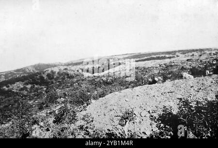 Ein Blick auf die Landschaft über die Spitze der Gräben bei Anzac. Aus einer Auswahl gedruckter Fotografien, die erstmals 1916 veröffentlicht wurden. Der Gallipoli-Feldzug begann während des Ersten Weltkriegs am 19. Februar 1915 und dauerte bis zum 9. Januar 1916. Dies wird manchmal als Dardanellen-Feldzug, Schlacht von Gallipoli und Verteidigung von Gallipoli bezeichnet. Stockfoto