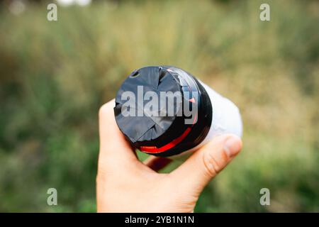 Hausgemachte Lochkamera oder stenopeische Kamera, hergestellt mit einer Dose und in der Natur installiert. DIY-Fotokamera-Experiment Stockfoto